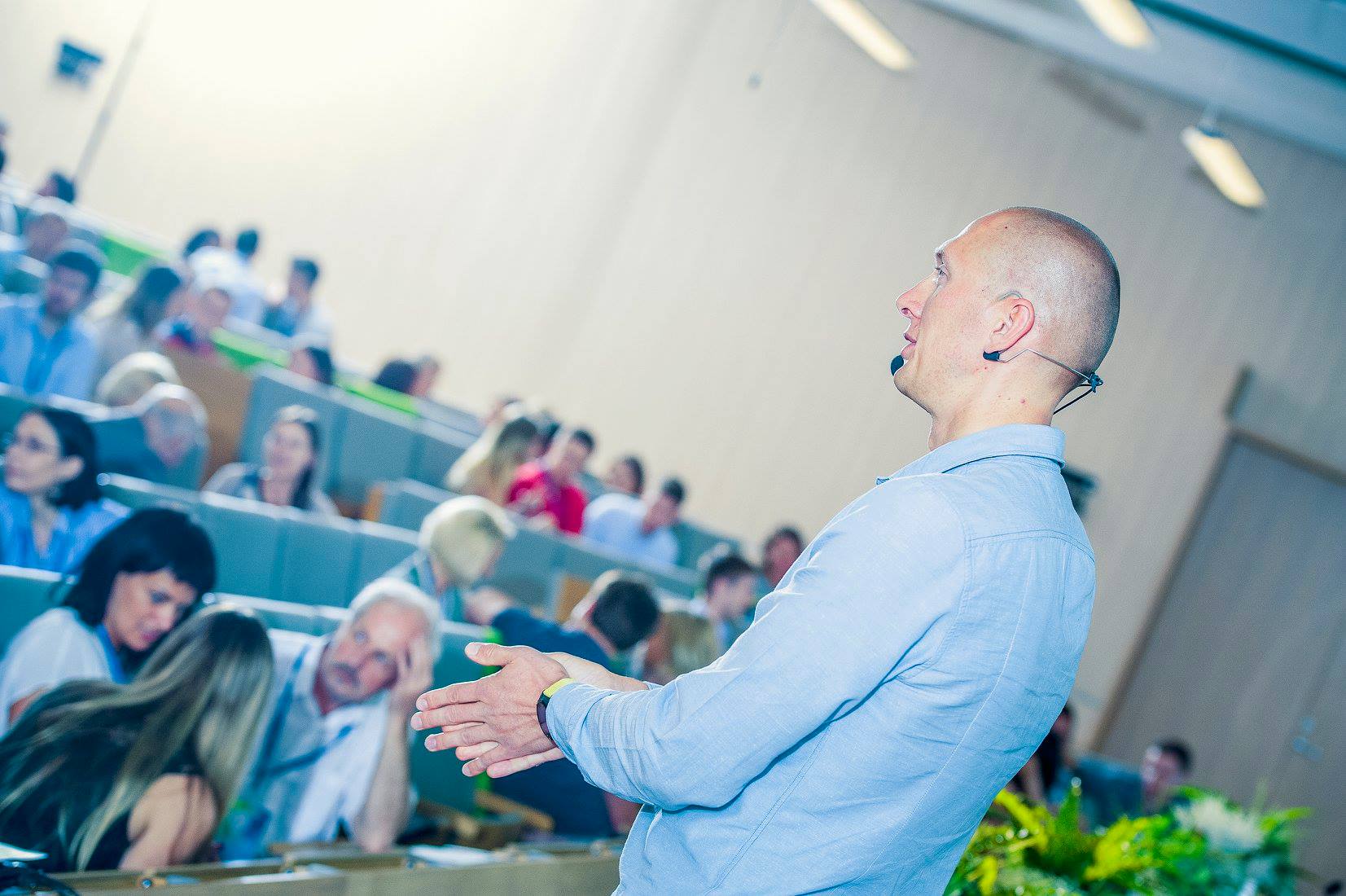 Egils uzstājas auditorijas priekšā